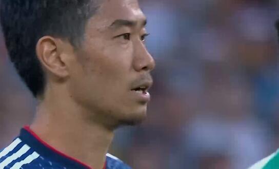 波媒对比莱万生涯：香川真司本应成为足坛巨星