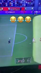 当你玩FIFA游戏时遇到这种情况😂