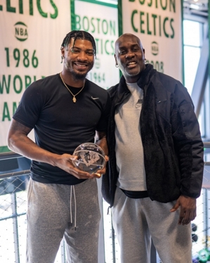96年后首位后卫DPOY！绿军晒斯玛特手套合影：后卫🤝🏾