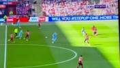 愿无大碍，英冠升级附加赛，卢顿后卫回防过程不慎摔倒重伤被换下